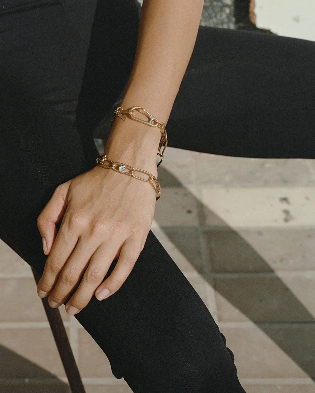 Oval Links Bracelet With Stone & Carabiner Clasp