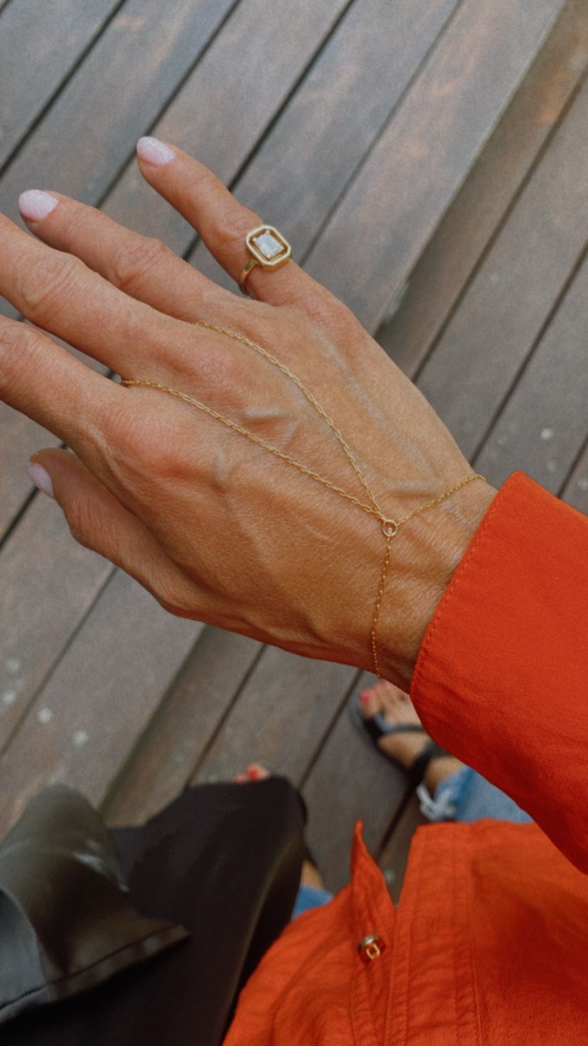 The Delicate Hand Chain